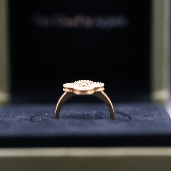 Van Cleef & Arpeel Gold Diamonds Ring - Picture 7 of 10